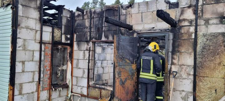 Tragedia w rejonie wileńskim, ogień strawił dom tuż przed Sylwestrem. Matka z synem bez dachu nad głową